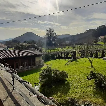 Ecohotel Rural Angiz カントリーハウス